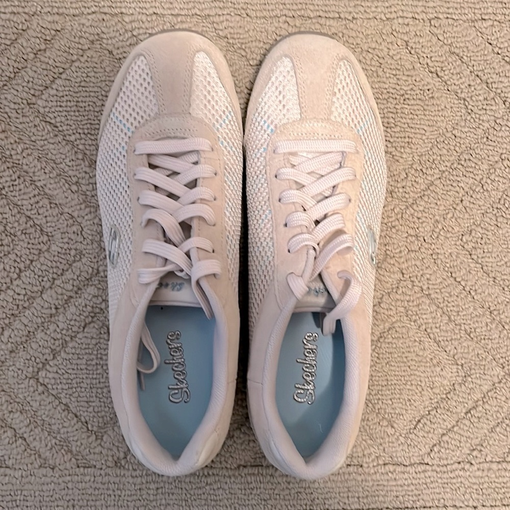 Women’s Skechers sneakers NWT